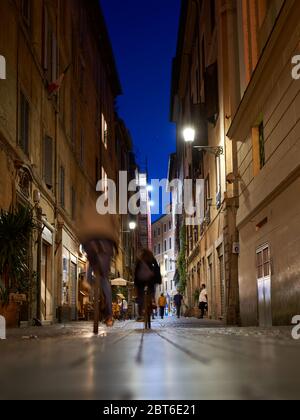 Roma di Notte in tempi di Coronavirus. Silhouette persone. Il 18 maggio è cambiato il distanziamento sociale: Gli italiani godono di una libertà di movimento limitata. 22 maggio 2020 Foto Stock