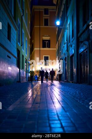 Roma di Notte in tempi di Coronavirus. Silhouette persone. Il 18 maggio è cambiato il distanziamento sociale: Gli italiani godono di una libertà di movimento limitata. 22 maggio 2020 Foto Stock