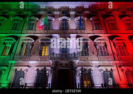 Roma di Notte in tempi di Coronavirus: Senato italiano (Palazzo Madama) illuminato con colori della Bandiera Italiana come simbolo dell'unità durante l'epidemia del Covid-19 Foto Stock