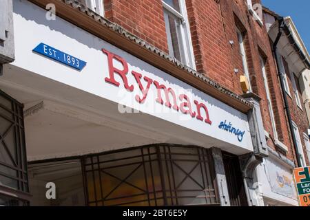 Chichester, West Sussex, Regno Unito, 22 maggio 2020. Ryman, il negozio di cancelleria sulla East Street, il centro commerciale di Chichester. Foto Stock
