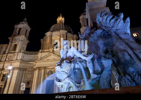 Roma di Notte in tempi di Coronavirus: Fontana dei quattro fiumi in deserta Piazza Navona. Le leggi di allontanamento sociale ancora limitano il movimento. 22 maggio 2020 Foto Stock
