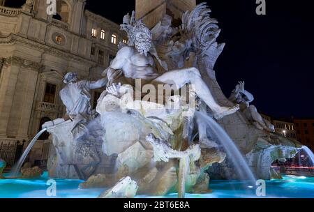 Roma di Notte in tempi di Coronavirus: Fontana dei quattro fiumi in deserta Piazza Navona. Le leggi di allontanamento sociale sono ancora applicate. 22 maggio 2020 Foto Stock