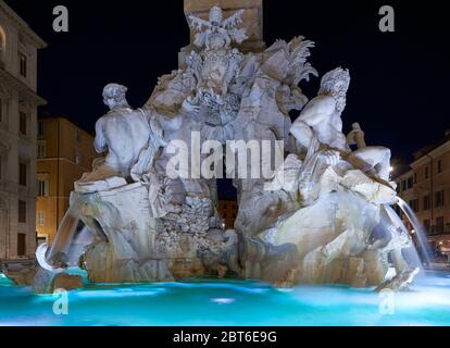 Roma di Notte in tempi di Coronavirus: Fontana dei quattro fiumi in deserta Piazza Navona. Le leggi di allontanamento sociale ancora limitano il movimento. 22 maggio 2020 Foto Stock