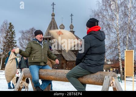 Gli uomini stanno combattendo durante il festival Maslenitsa a Suzdal, Russia. Maslenitsa è una vacanza religiosa e popolare slava orientale. Foto Stock