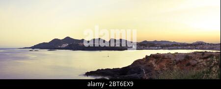 Vista panoramica del tramonto sull'orizzonte a cabo de palos Seascape a Murcia, Spagna. Foto Stock