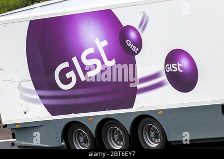 Svenimenti di fornitura GIST Transforming; camion per la consegna di merci, camion, trasporto, camion, cargo carrier, Volvo Vehicle, trasporto commerciale europeo, industria, M6 a Manchester, Regno Unito Foto Stock