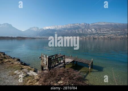 Molo privato sulla riva orientale del lago Annecy nelle alpi francesi, primavera iniziale. Foto Stock