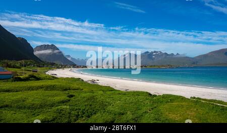 Panorama Beach isole Lofoten è un arcipelago nella contea del Nordland, Norvegia. È noto per un caratteristico paesaggio con montagne e drammatica pea Foto Stock