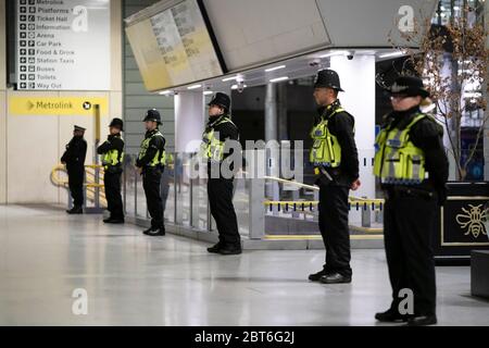 Manchester, Regno Unito. 22 maggio 2020. Gli ufficiali di polizia si trovano in linea alla stazione ferroviaria di Manchester Victoria, mentre il BombÕs anniversario della Manchester Arena è segnato da un silenzio di minuteÕs, Manchester, Regno Unito. Credit: Jon Super/Alamy Live News. Foto Stock