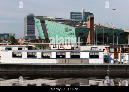 Amsterdam, Paesi Bassi - 05-20-2020: Il Museo della Scienza NEMO nell'edificio è stato progettato dall'architetto Renzo piano Foto Stock