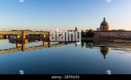 Bel riflesso del ponte di Saint Pierre e Saint Joseph Dome nel fiume Garonna, Tolosa Foto Stock