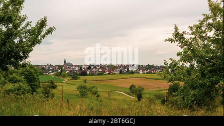 Una piccola città in Baviera, Germania. Panorama della città. Architettura di una piccola città. Un accordo coesivo. Una città nella valle. Foto Stock