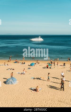 Spiaggia di sabbia a Cascais vicino Lisbona, Portogallo durante l'estate Foto Stock