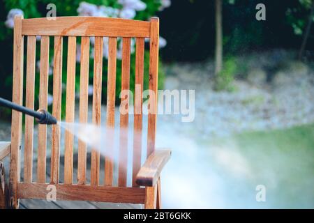 potenza lavando mobili da giardino - fatto di legno esotico - profondità di campo molto bassa Foto Stock