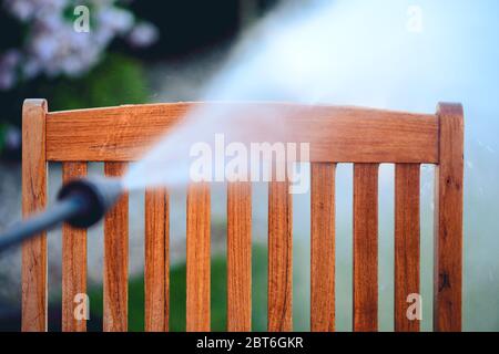 potenza lavando mobili da giardino - fatto di legno esotico - profondità di campo molto bassa Foto Stock