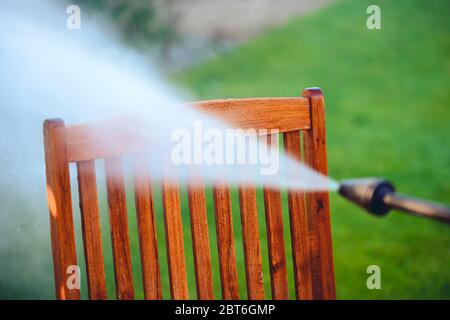 potenza lavando mobili da giardino - fatto di legno esotico - profondità di campo molto bassa Foto Stock