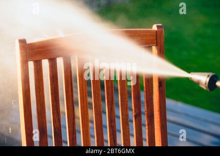 potenza lavando mobili da giardino - fatto di legno esotico - profondità di campo molto bassa Foto Stock