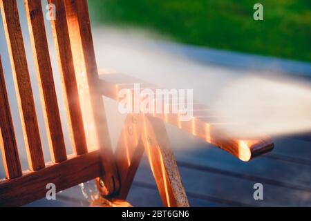 potenza lavando mobili da giardino - fatto di legno esotico - profondità di campo molto bassa Foto Stock