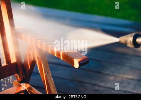 potenza lavando mobili da giardino - fatto di legno esotico - profondità di campo molto bassa Foto Stock