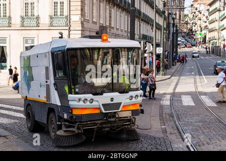 Portogallo, Porto 06 ottobre 2018: Street Sweeper in strada a Porto Foto Stock