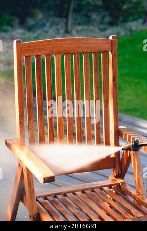 potenza lavando mobili da giardino - fatto di legno esotico - profondità di campo molto bassa Foto Stock