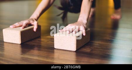 donna che fa esercizi di yoga usando mattoni per yoga. Concetto di esercizi di yoga Foto Stock