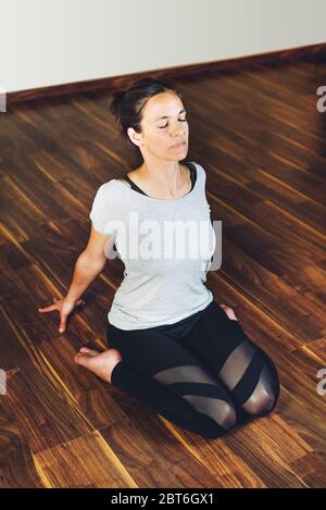 Donna Che Indossa Gli Elastici Sopra Il Gancio Del Sostegno Fotografia  Stock - Immagine di sano, sostegni: 105195078