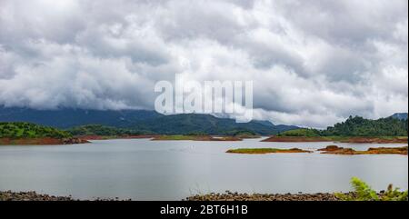 Bellissimo paesaggio lago e colline panorama, Wayanad, Kerala, India Foto Stock