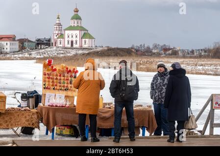 Pittoresca vista invernale della Chiesa di Sant'Elia il Profeta durante il festival Maslenitsa a Suzdal. Maslenitsa è un religioso e un hit folk slavi orientali Foto Stock