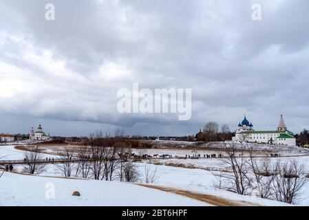 Pittoresca vista invernale della Cattedrale della Natività durante la festa di Maslenitsa a Suzdal. Maslenitsa è una vacanza religiosa e popolare slava orientale. Foto Stock