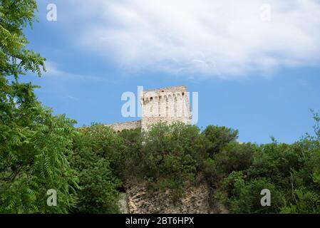 narni, italia maggio 23 2020: fortezza di albornoz sulla collina sopra narni con vista panoramica sul bacino di ternana Foto Stock