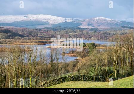 Loch Ken e colline innevate, Galloway Foto Stock