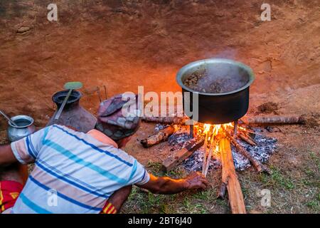 Gorkha, Nepal - Ottobre 6,2019: Old Man cucinare Mutton Curry nel villaggio rurale del Nepal. Mutton Curry Foto Stock