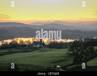 Parton Kirk, Loch Ken, Galloway al tramonto Foto Stock