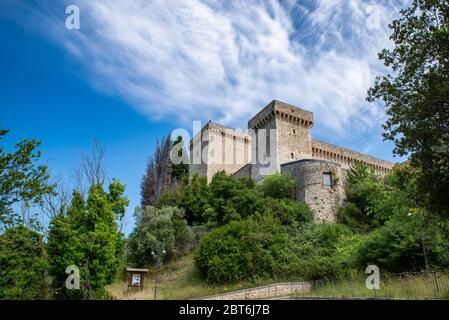 narni, italia maggio 23 2020: fortezza di albornoz sulla collina sopra narni con vista panoramica sul bacino di ternana Foto Stock