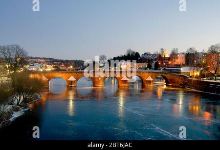 Il Briga di Auld Dumfries in inverno al crepuscolo Foto Stock