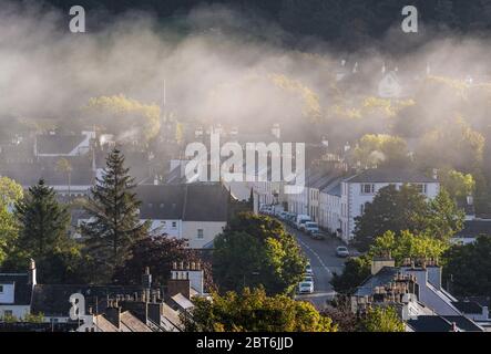 Gatehouse della città della flotta e High Street in mattina nebbia Foto Stock