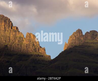 Prima luce del mattino che illumina i punti più alti della cima cathkin e Sterkhorn nel Drakensberg centrale del Sud Africa Foto Stock