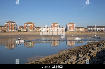 barche che lasciano il porto sovrano attraverso le serrature a eastbourne marina a eastbourne est sussex Foto Stock