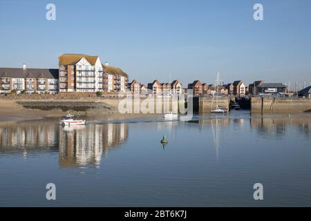 barche che lasciano il porto sovrano attraverso le serrature a eastbourne marina a eastbourne est sussex Foto Stock