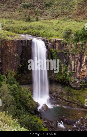 Lo Sterkspruit cade nella riserva naturale dei Monks Cowl, nel Sud Africa di Drakensberg, dopo una stagione di piogge eccezionalmente buona Foto Stock