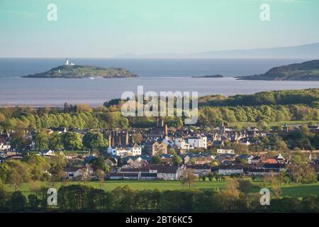 Vista in lontananza della città di Kirkcudbright e dell'isola di Ross Foto Stock