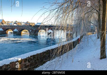 Vista della città di Auld Briga Dumfries e del fiume Nith in condizioni invernali innevate Foto Stock