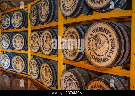 Barili di whisky Nikka in deposito alla distilleria Nikka Whisky Yoichi a Hokkaido, Giappone Foto Stock