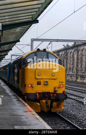 37402 si trova alla piattaforma 1 di Carlisle, dopo aver lavorato un servizio da Barrow a Furness. Sabato 22 luglio 2017. Foto Stock