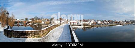 Vista panoramica di Dumfries Auld Briga in inverno neve, Dumfries Foto Stock