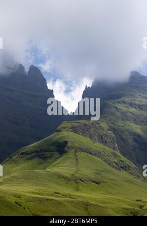 Un sentiero su Sterkhorn (Mt Memory) nel Drakensberg Centrale, Sud Africa, con le cime sullo sfondo nascoste da basse nuvole Foto Stock