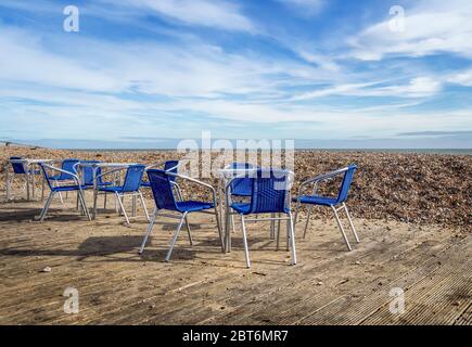 Beach cafe Terrace, Regno Unito, deserta senza clienti. Sedie vuote. Foto Stock