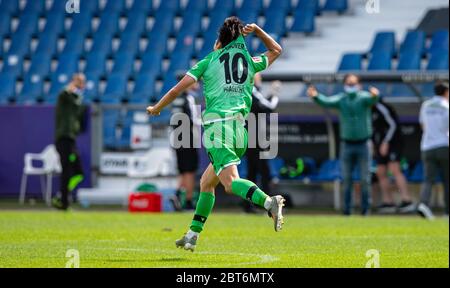 23 maggio 2020, bassa Sassonia, Osnabrück: Calcio: 2 Bundesliga, VfL Osnabrück - Hannover 96, 27° incontro a Bremer Brücke. Genki Haraguchi, il marcatore di obiettivi di Hannover, si acclama il suo obiettivo per 2:4, correndo in campo e tirando la maglia numero 10. Foto: Guido Kirchner/dpa-Pool/dpa - NOTA IMPORTANTE: In conformità con le norme del DFL Deutsche Fußball Liga e del DFB Deutscher Fußball-Bund, è vietato sfruttare o sfruttare nello stadio e/o nel gioco le fotografie scattate sotto forma di sequenze di immagini e/o serie di foto video. Foto Stock