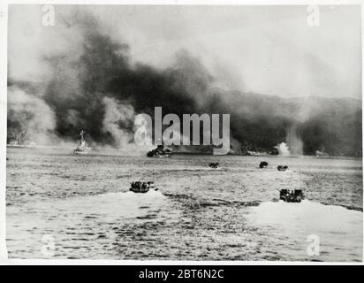 Fotografia della seconda guerra mondiale d'epoca - l'imbarcazione da sbarco della Marina statunitense si dirige verso la riva dell'isola di Cebu nelle Filippine, guerra nel Pacifico Foto Stock